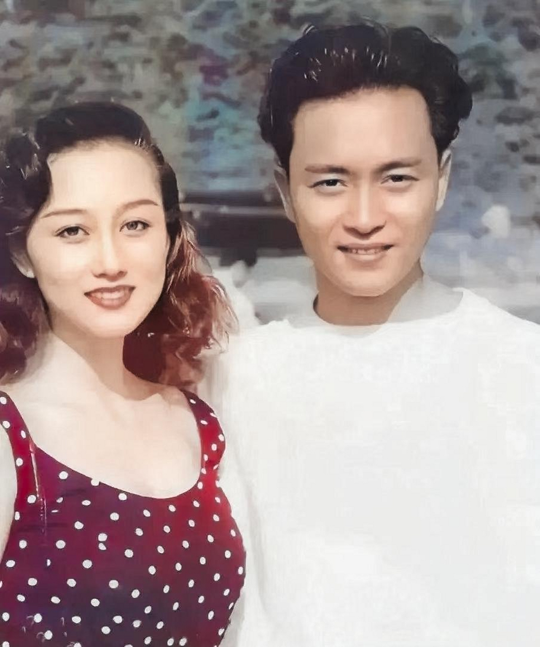 年轻时候的哥哥张国荣和性感女神利智的合影,照片张国荣梳着大背头,穿