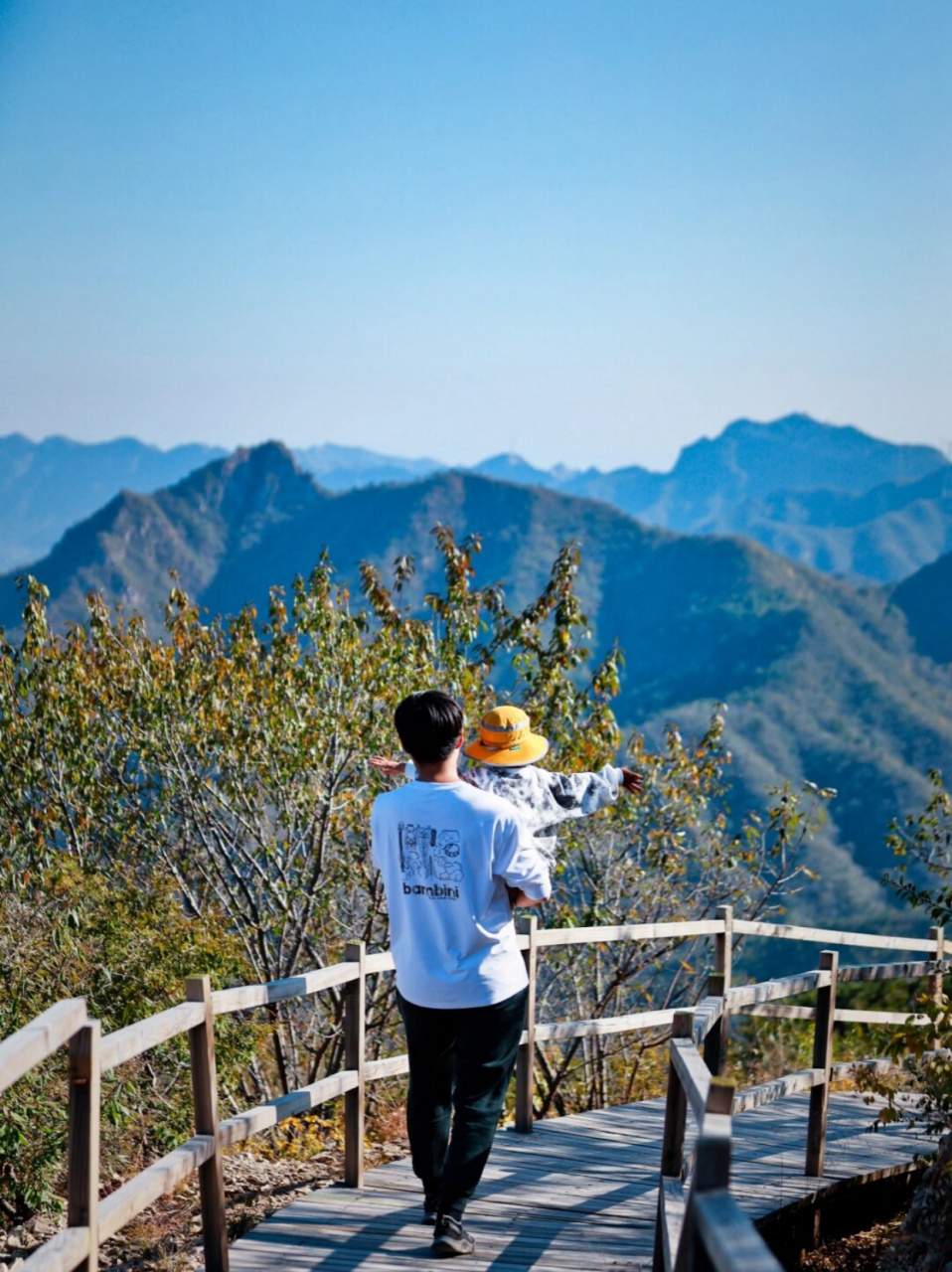 三面环山的古朴村落人少景美的徒步环线  位于三面环山的古朴村落,人