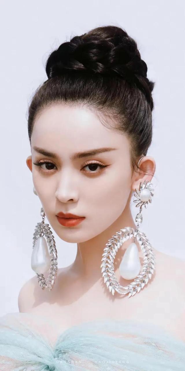 大耳环的古力娜扎