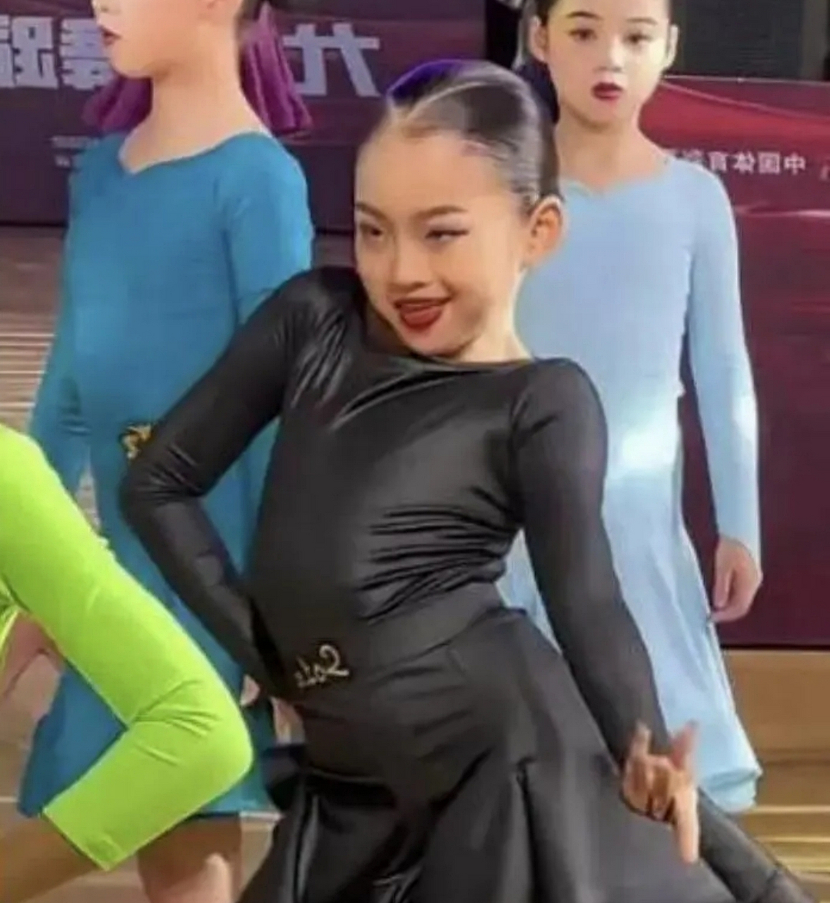 小朋友跳这个舞蹈表情真的需要这样吗?