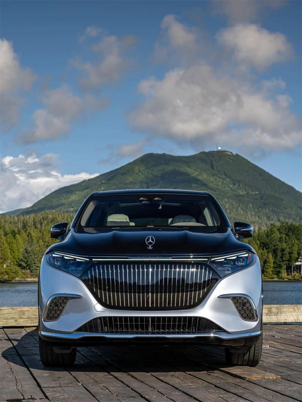 奔驰迈巴赫eqs680是一款融合了豪华,科技,环保与安全于一体的纯电动