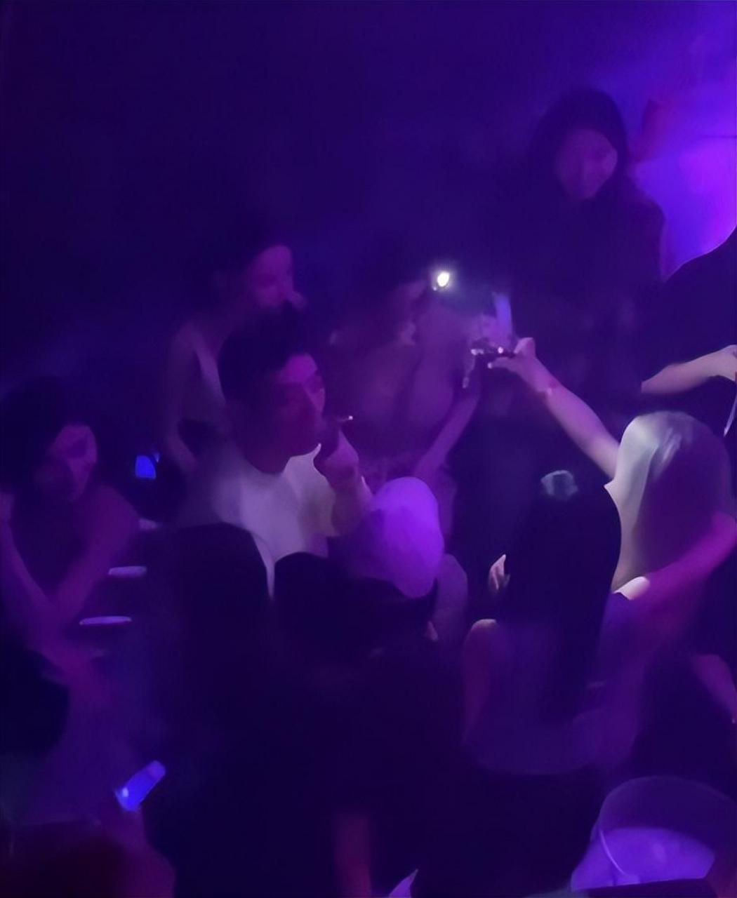 王思聪现身酒吧泡妹,紧搂新欢两人吞云吐雾,身边还围绕十位美女