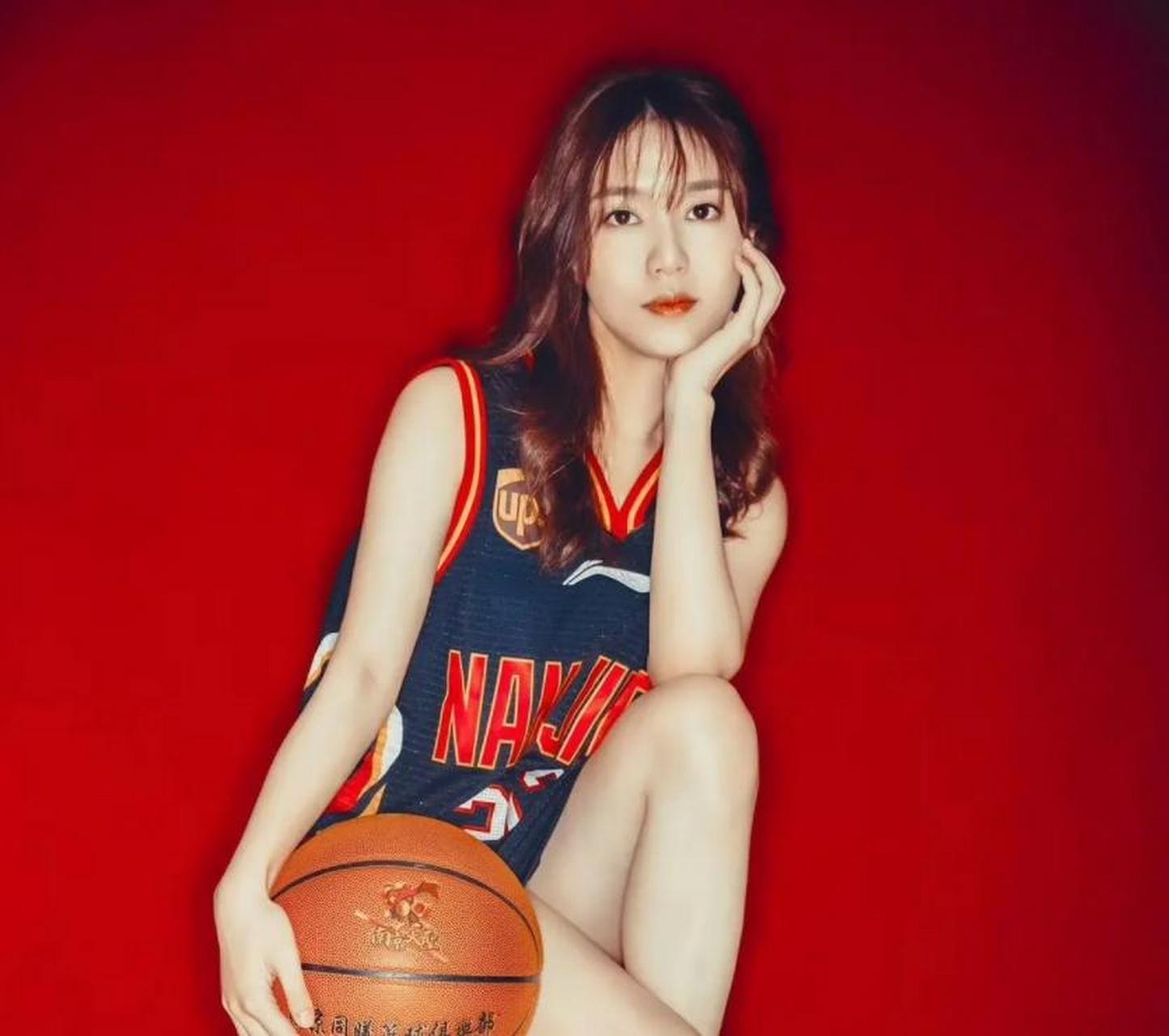 一直以同曦老板娘自居的杨晨歆经常通过社交媒体评论俱乐部的各种运作
