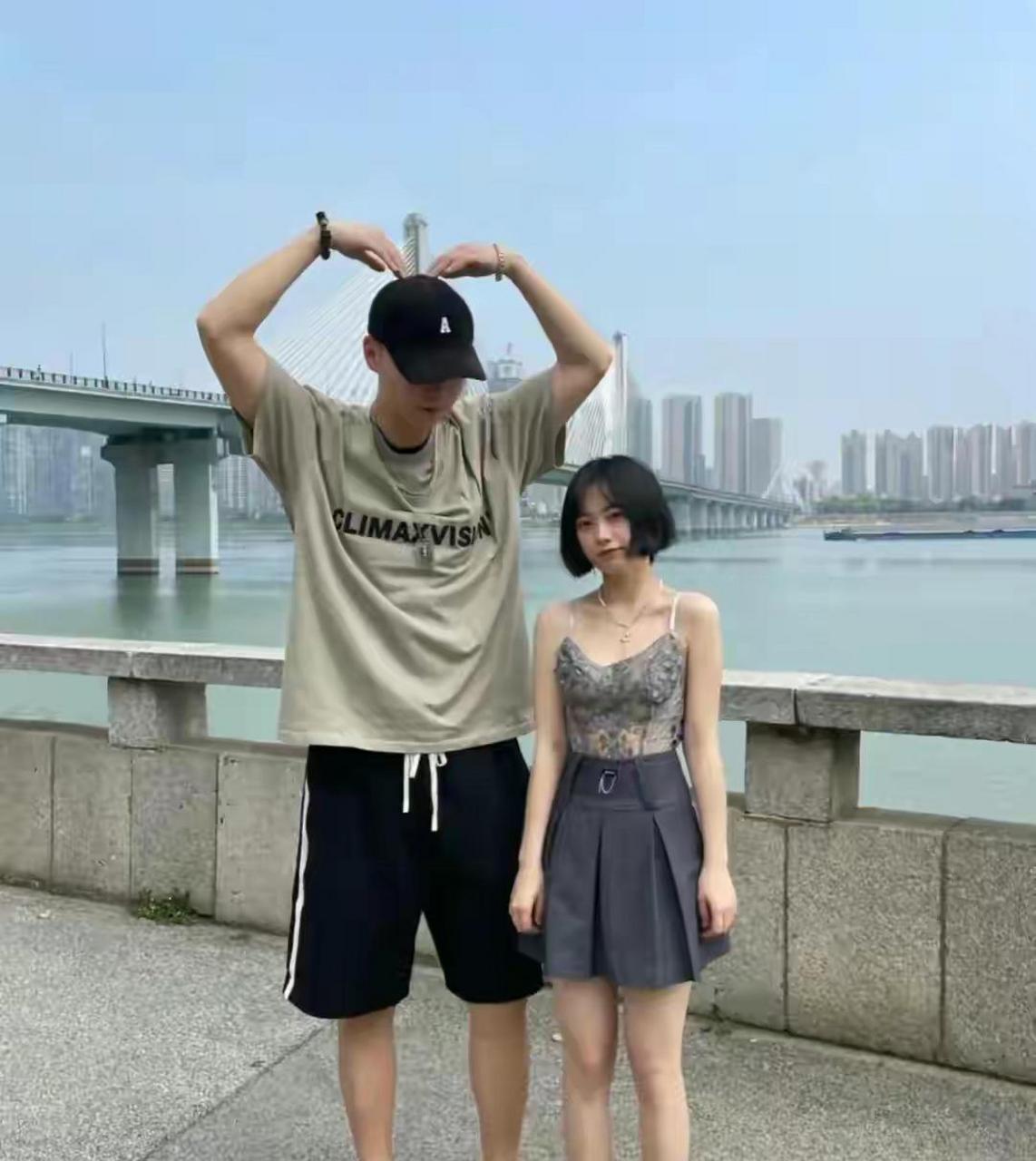 羡慕别人家的爱情,最美身高差,毫不费力就能抱起来.