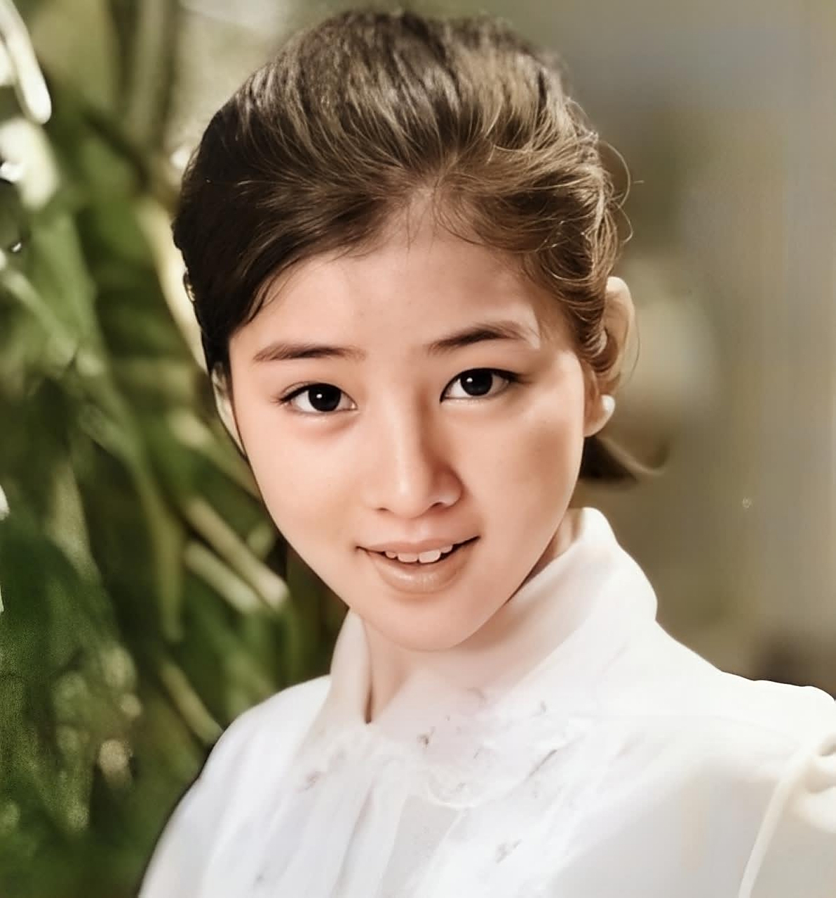 她不仅不憎恨战争,还恬不知耻地与年仅14岁的女儿