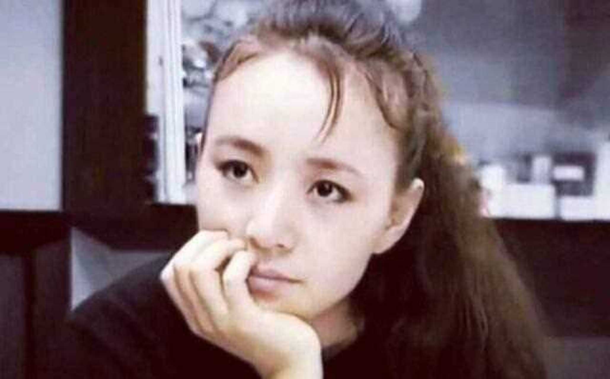 昨天,有网友晒出宋丹丹25岁出演话剧《上帝的宠儿》旧照,大家全没想到