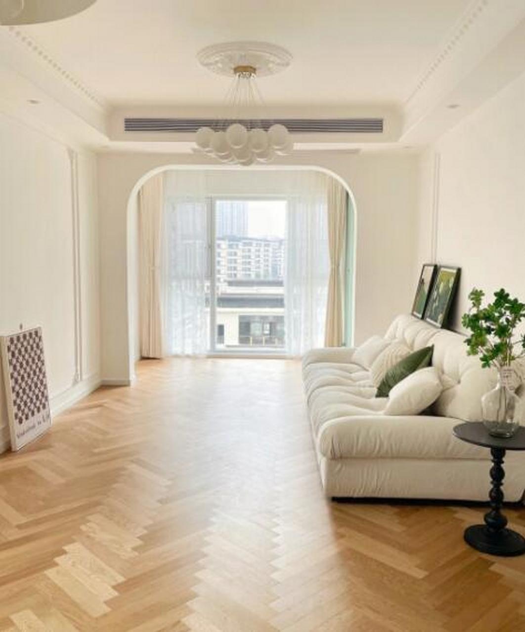 不得不说,原木色人字拼效果真的很好,相对于普通的直板,人字拼使得