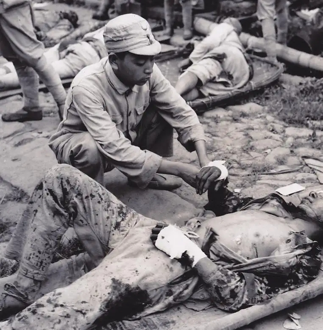 在1945年的湖南邵阳,一名在战场上负伤的士兵照片让人心疼.
