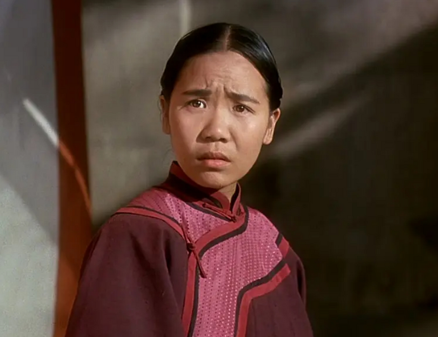 然而更令人不解的是,明明嫌弃杨青丑,英达却还是为她"量身定制"角色