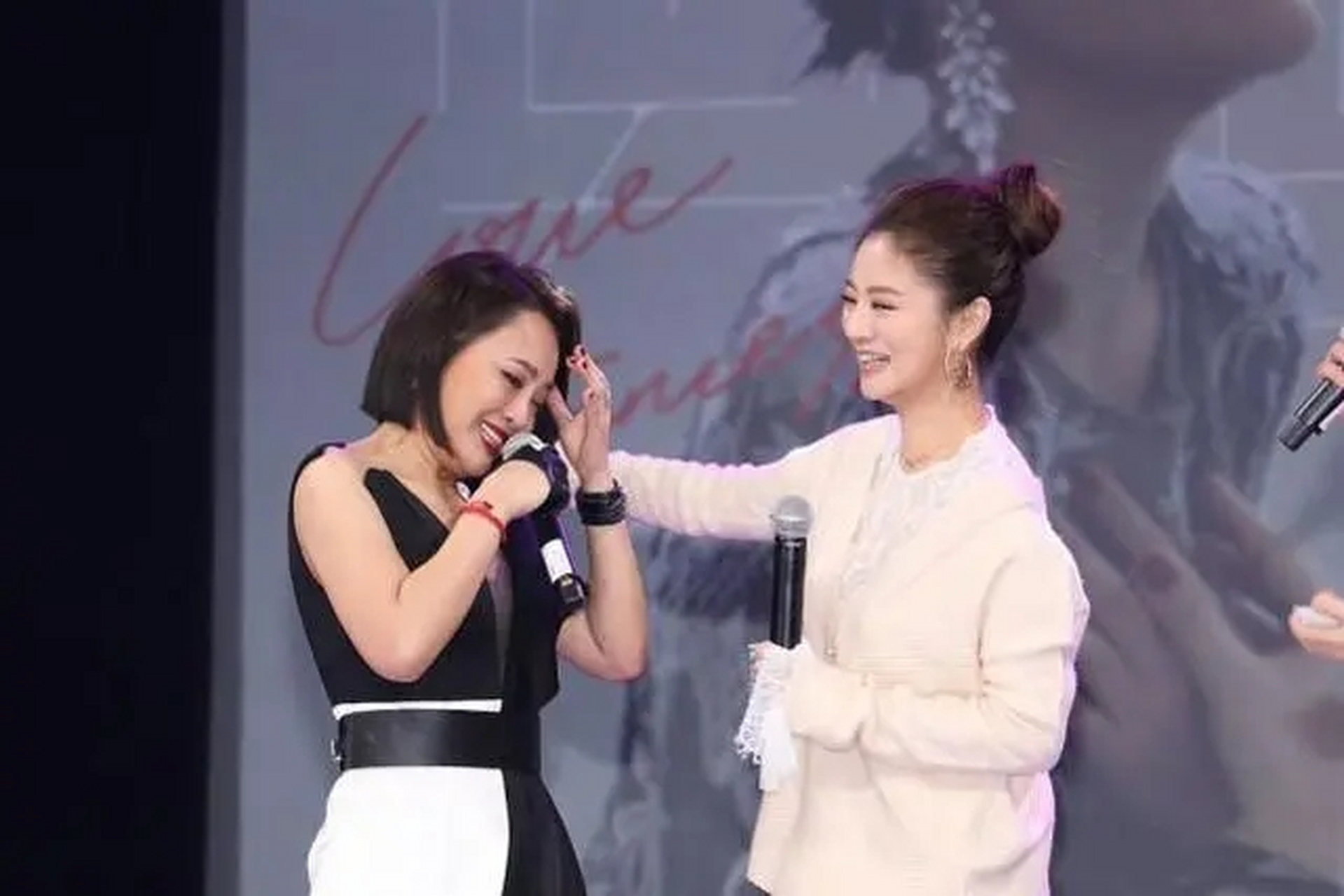 安以轩40岁了颜值还是那么好!扎丸子头搭配毛衣减龄时髦,年轻20岁