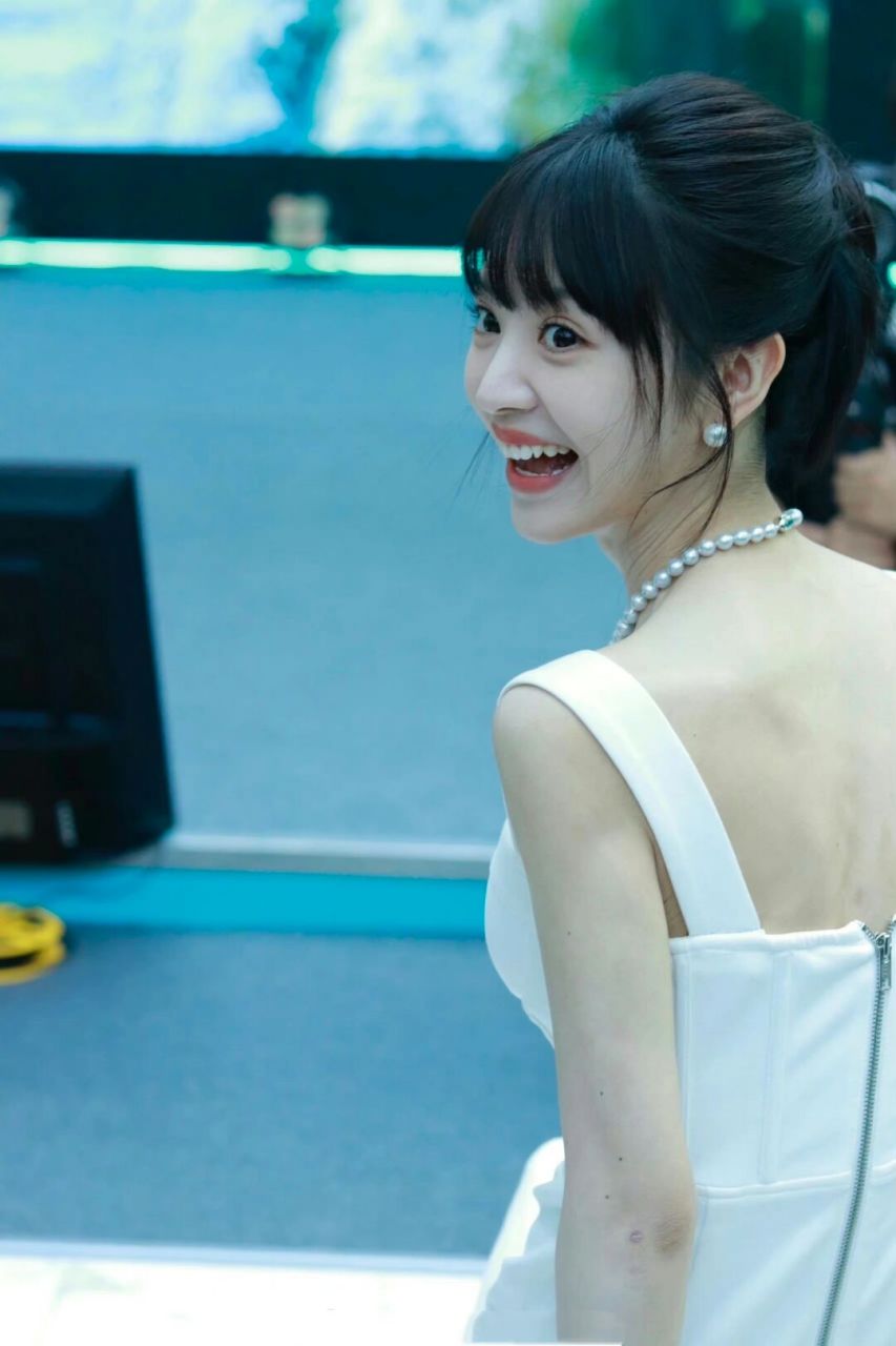 田曦薇穿百元裙出席活动 好身材完美消化 田曦薇今日活动造型, 身着