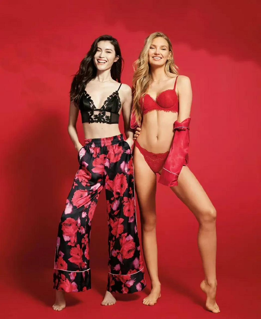 gif创作人# 超模何穗内衣秀,她身穿一套红色内衣,外面披着一件黑色