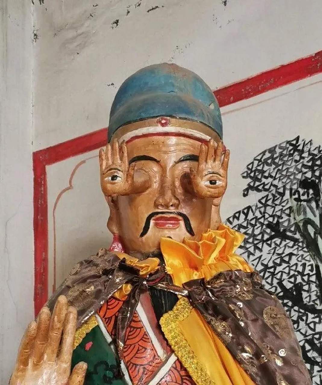 这座庙里供奉的神仙手中长眼,眼中长手,是个手眼通天的大神.