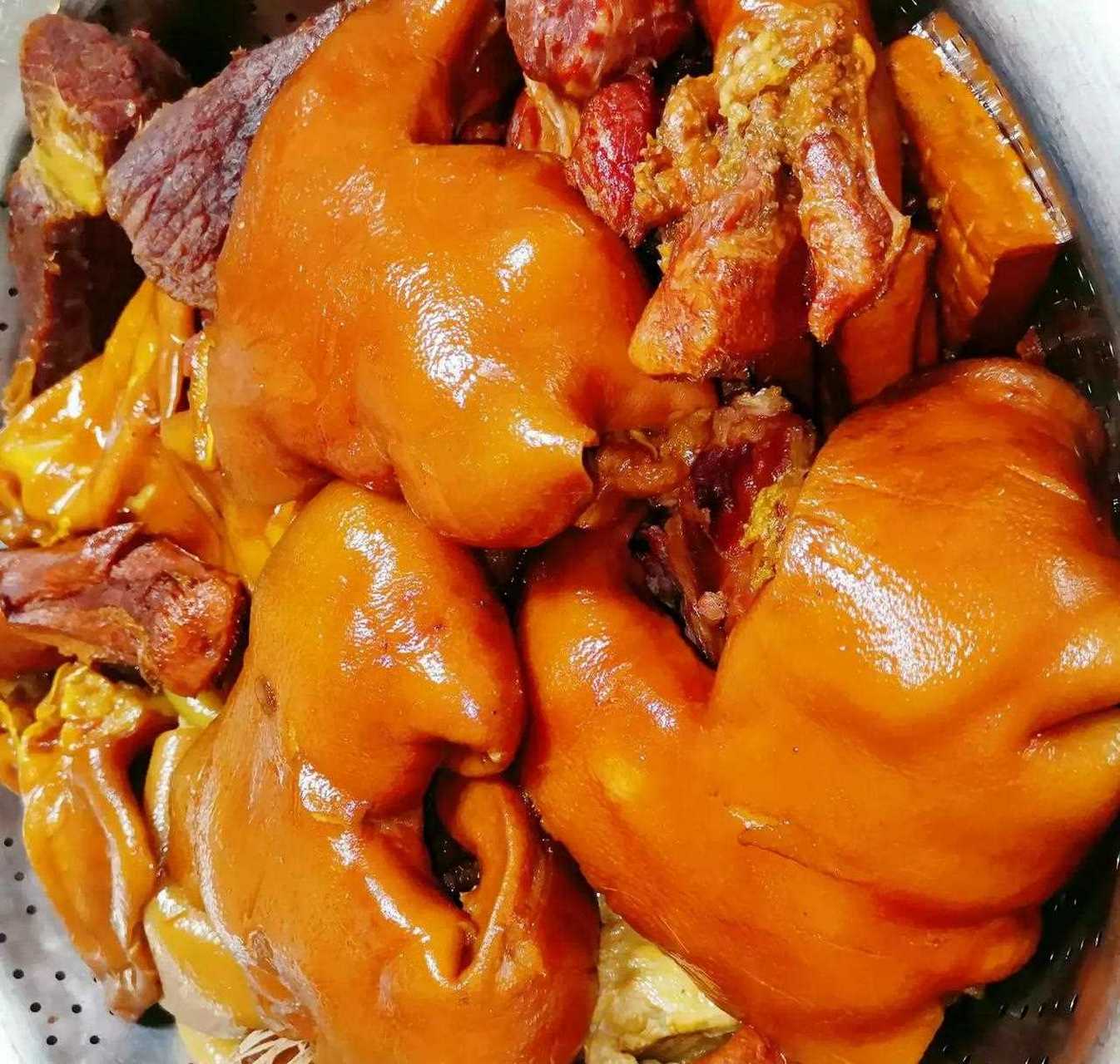 大家可能会发现外边卖的卤肉颜色特别漂亮诱人,以前都认为加的有色素