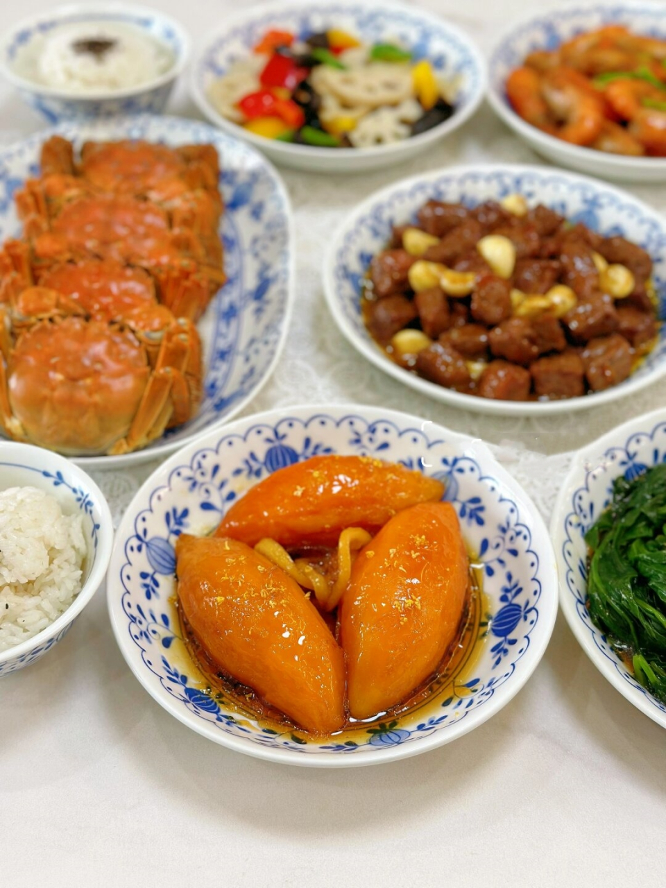 家庭小聚餐 今天我为家人做了一桌丰盛的晚餐,其中包括清蒸大闸蟹,蒜