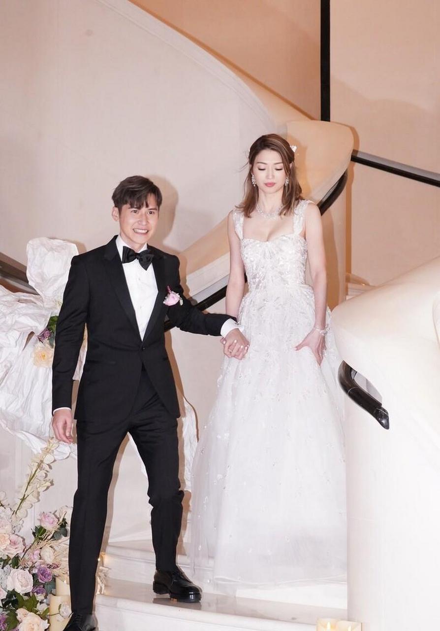 今天连诗雅和陈家乐的婚礼举行,杨受成和乐易玲还有方中信一起参加,这