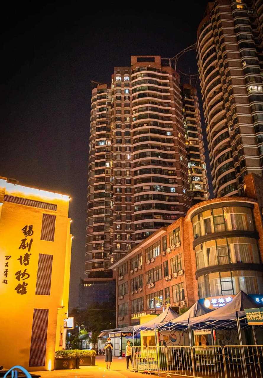 大成巷步行街,是无锡较早的一条商业步行街,这条步行街从中山路向西
