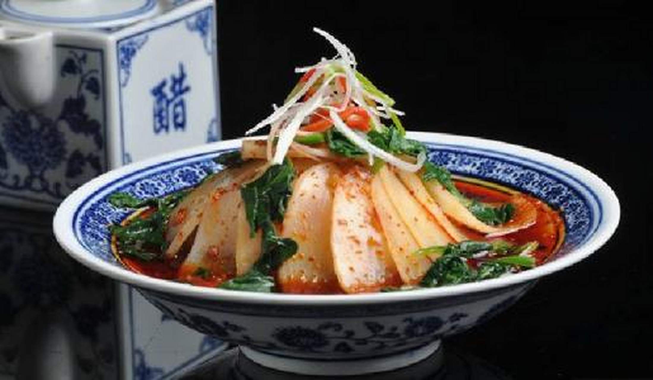 美食教程#彬县御面:彬县御面又被叫做"玉面",看起来和凉皮很像,但是