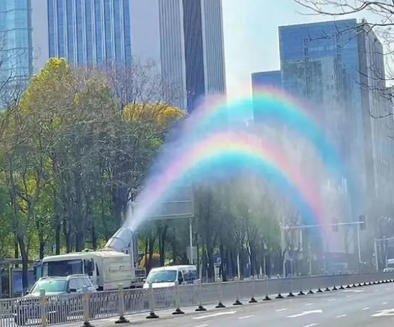洒水车这样操作,整出了彩虹的感觉!