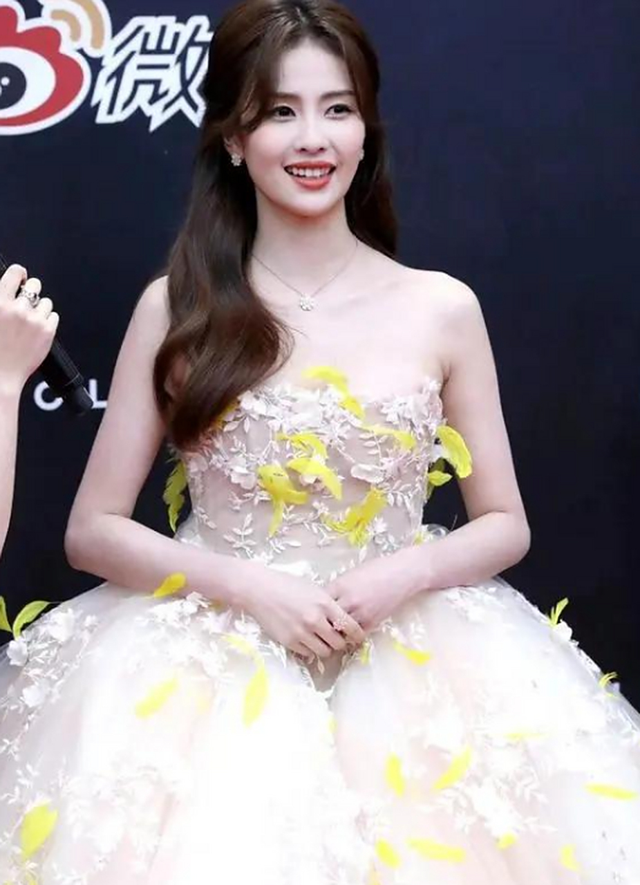 白鹿微博之夜走红毯,一袭抹胸刺绣蓬蓬裙,优雅公主范儿!