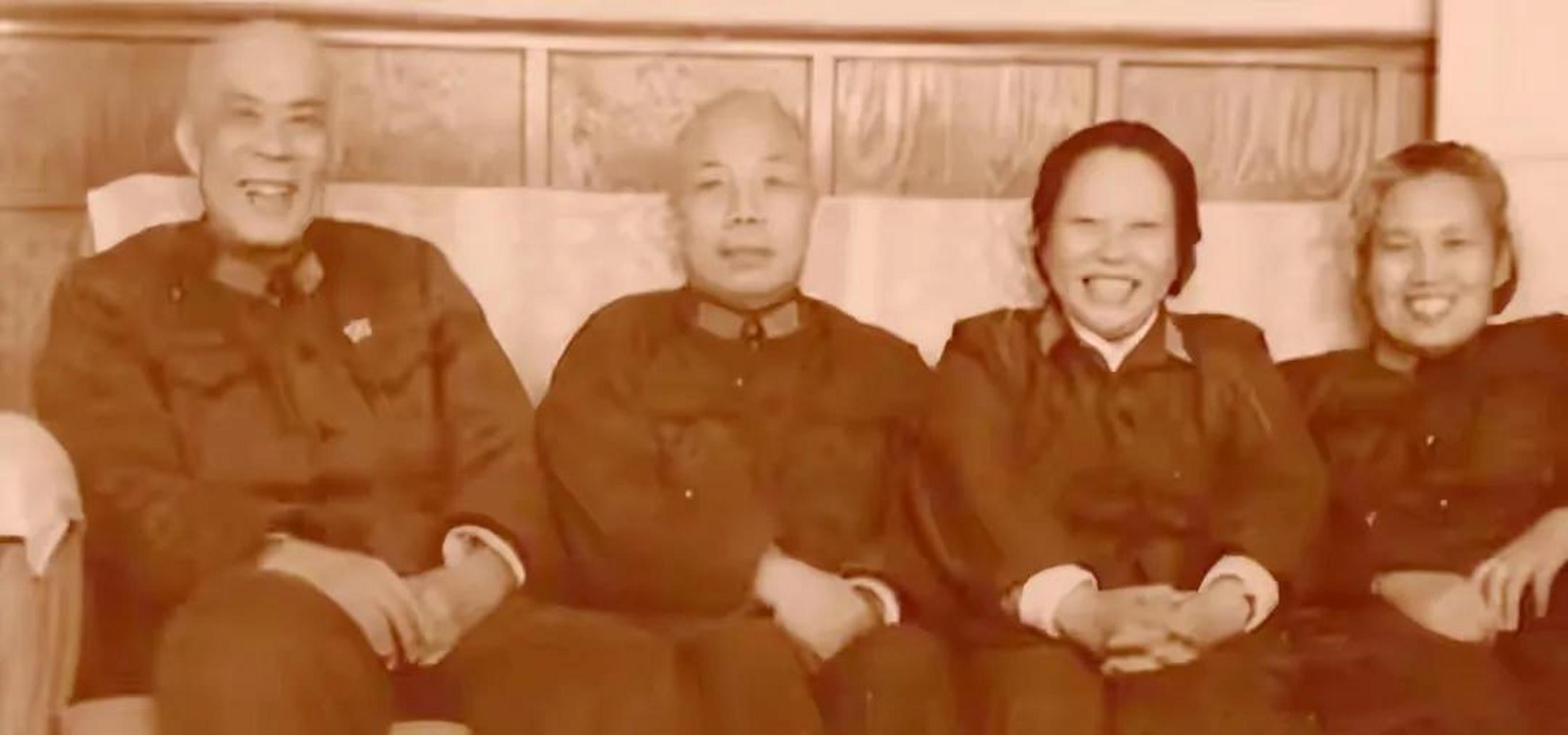 领动计划# 1973年,周士第将军(左一)与夫人张剑(右一)来到亲家萧华