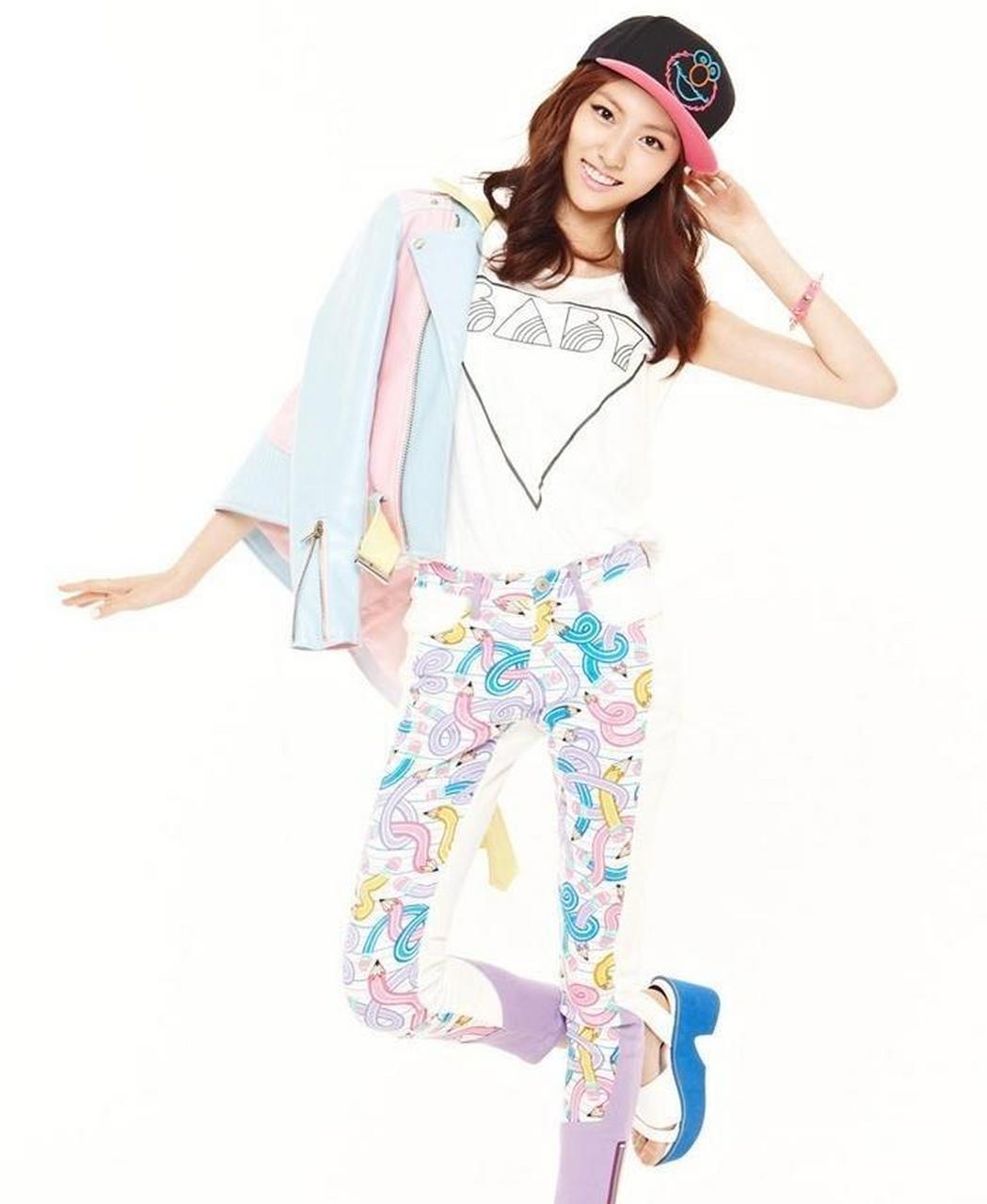 韩国女星罗海灵,清纯的外表,她在韩国拥有不俗的人气