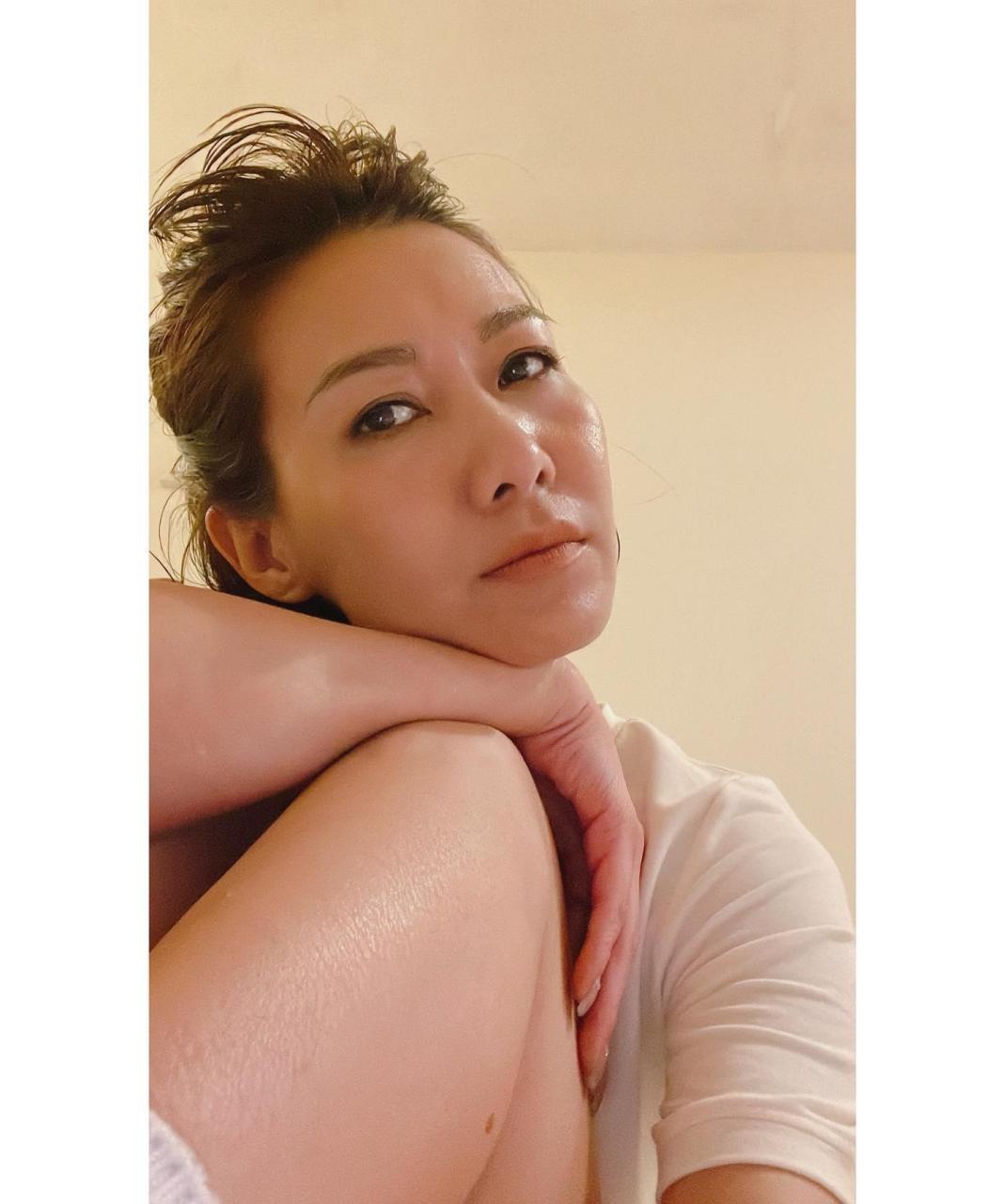 香港著名女星赵学而的生活照,她今年已经51岁颜值保持不错