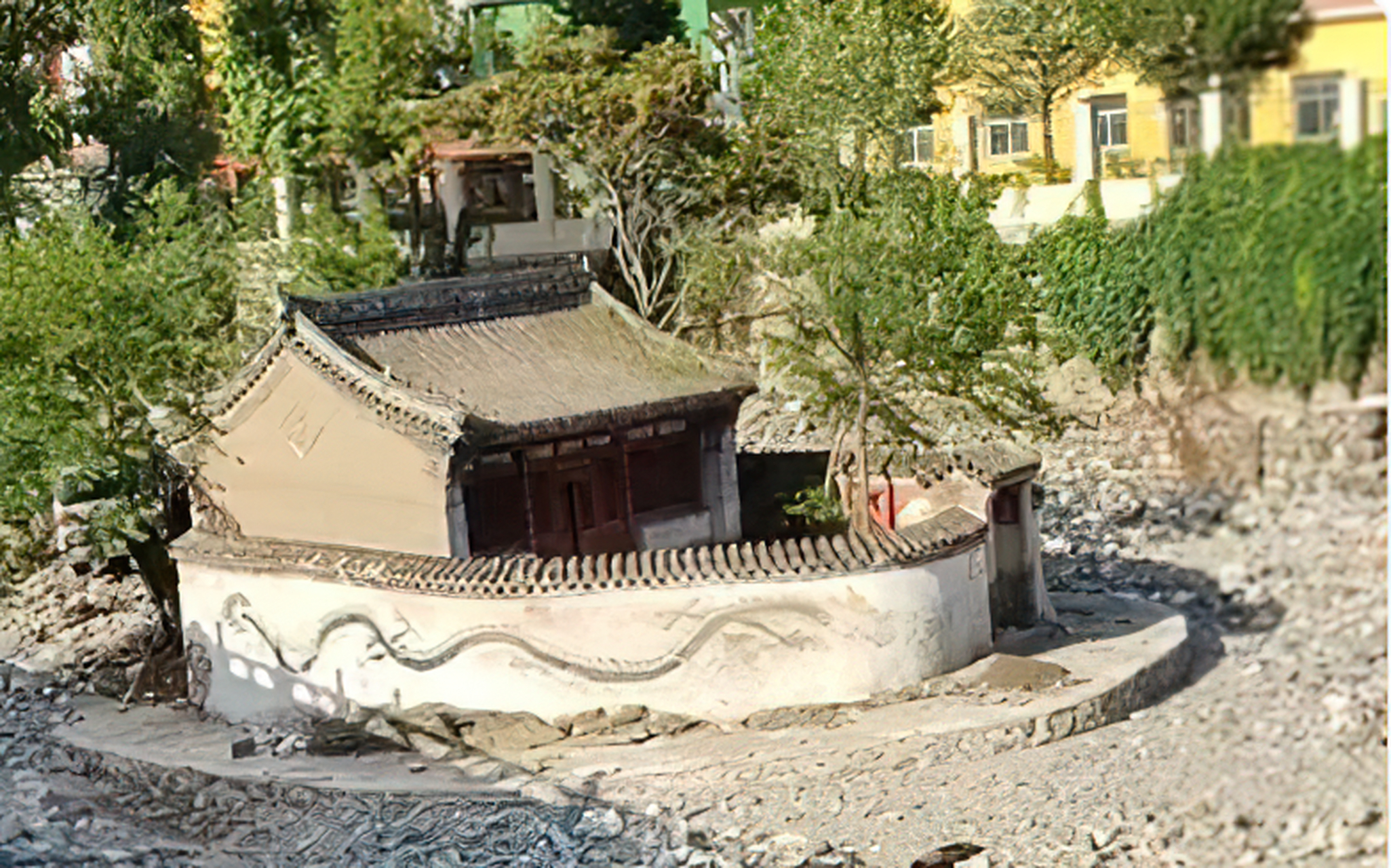 洪水过后,房山蒲洼乡的一座龙王庙庙墙屹立,墙上的龙王雕像清晰可见