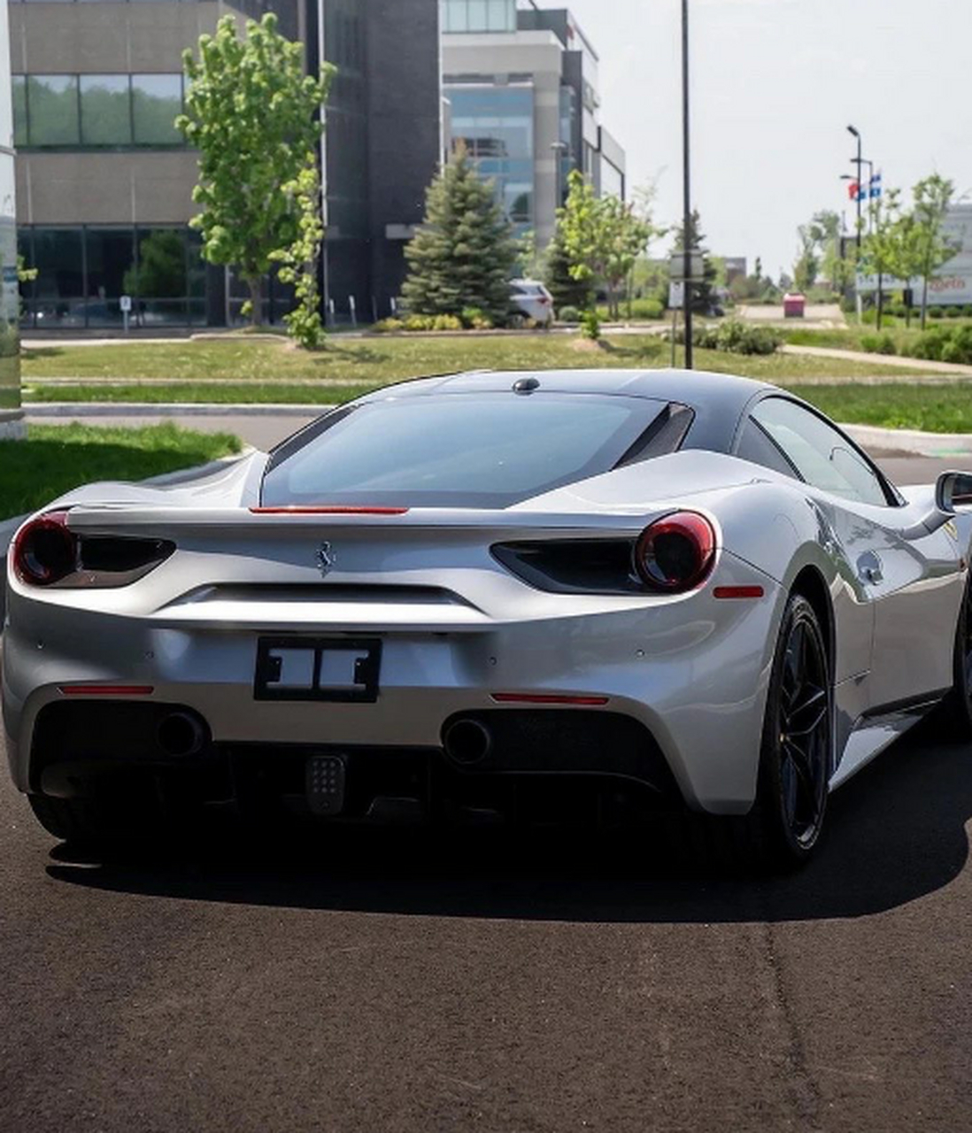 法拉利488 gtb,中置后驱性能跑车  法拉利488 gtb,作为一款中置后驱