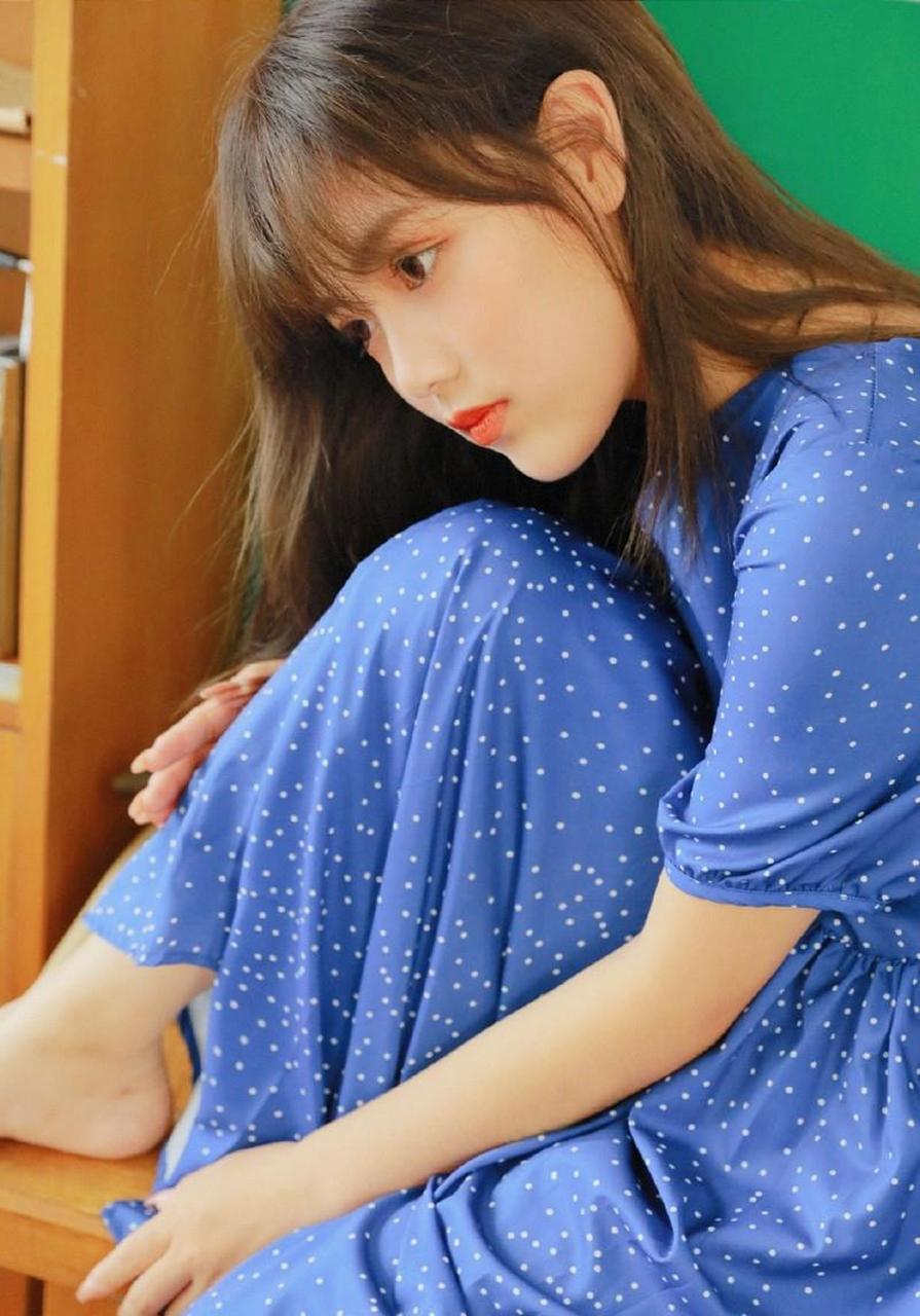 清纯港风美女,蓝色长裙复古魅力