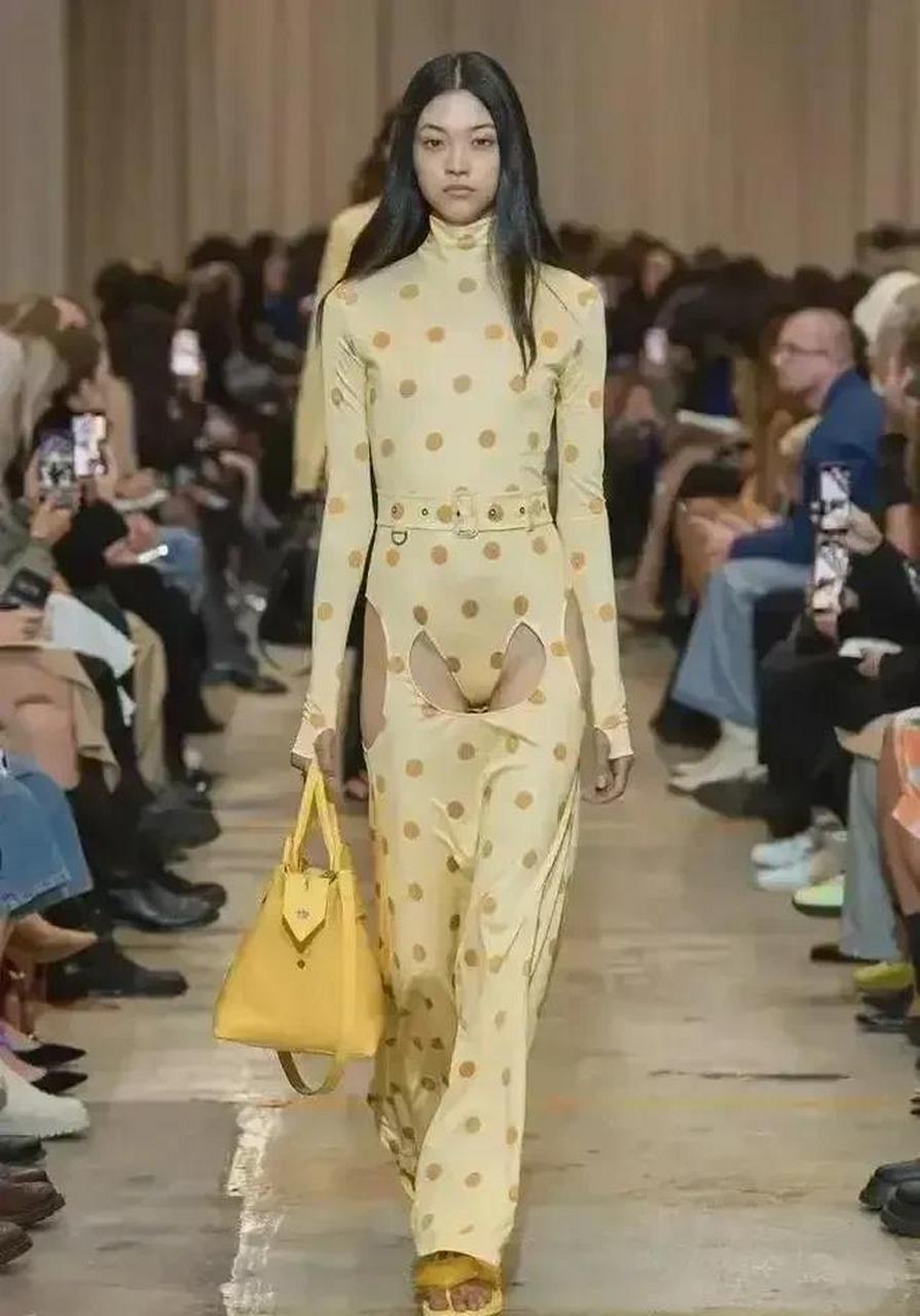 在巴宝丽2023年春夏时装秀上,一件奇葩的服饰,让观众们看后直呼辣眼睛
