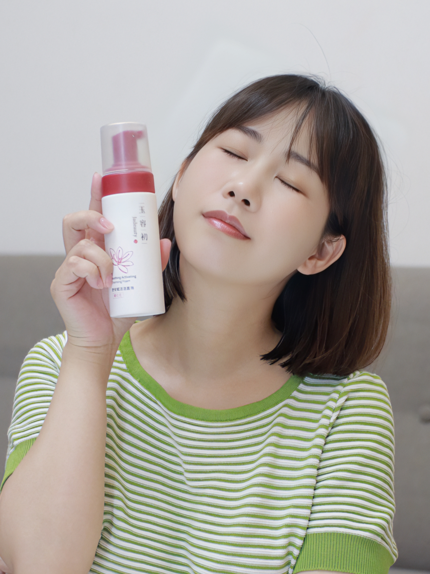 首先第一点,选择氨基酸表活的洁面,保证温和缎夭 洗面奶表情包