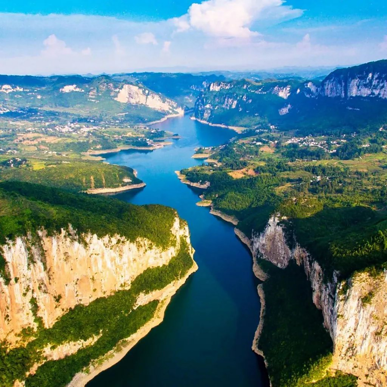 乌江源百里画廊,位于贵州省毕节市境内,是六冲河和三岔河交汇的乌江