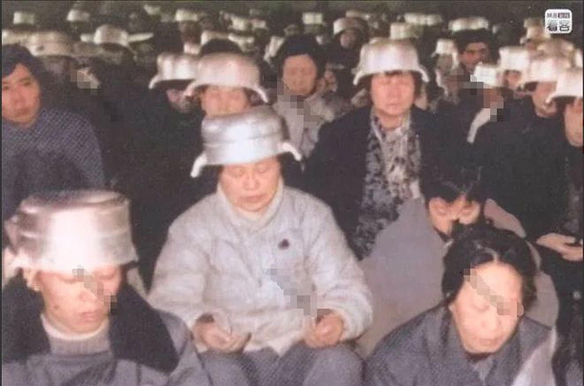 1993年,一群头戴"铝锅"的人在北京拍摄了一张照片