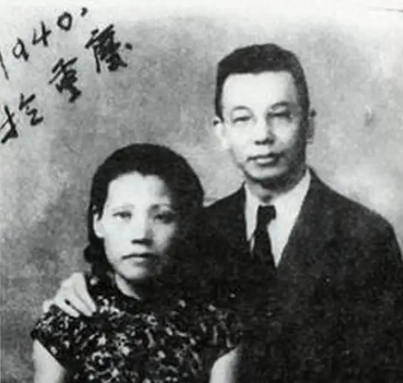 1928年,32岁的茅盾偷瞒着妻子和23岁的秦德君住在一起,1年后秦德君