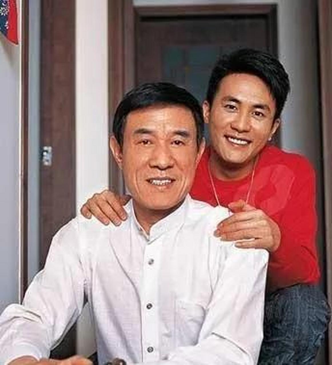 当年,杜志国三婚,有事回老家,认识了一位打扮很时髦的45岁的杨女士