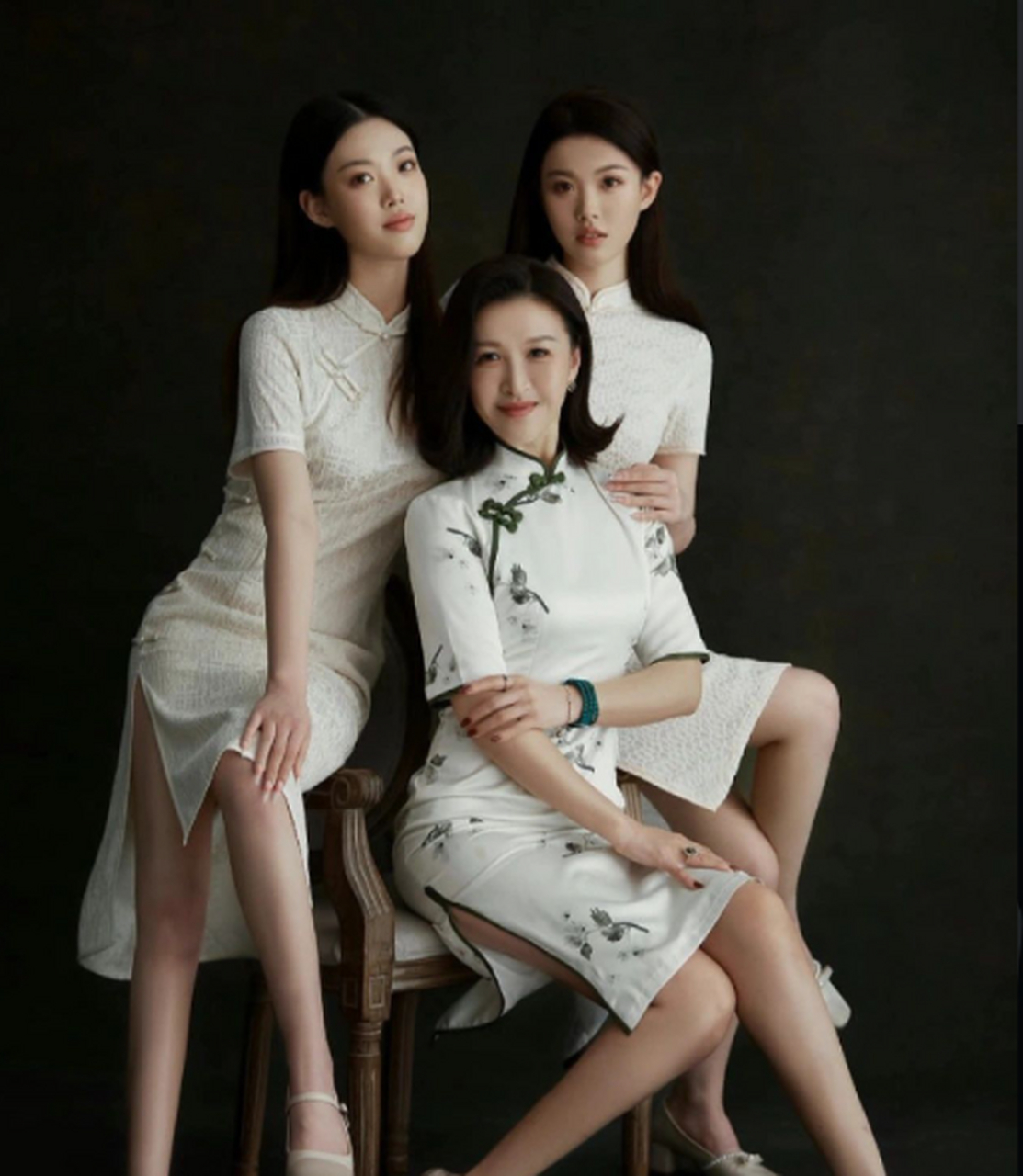 广东母女三人旗袍合影!都是美女,你最喜欢哪一个?