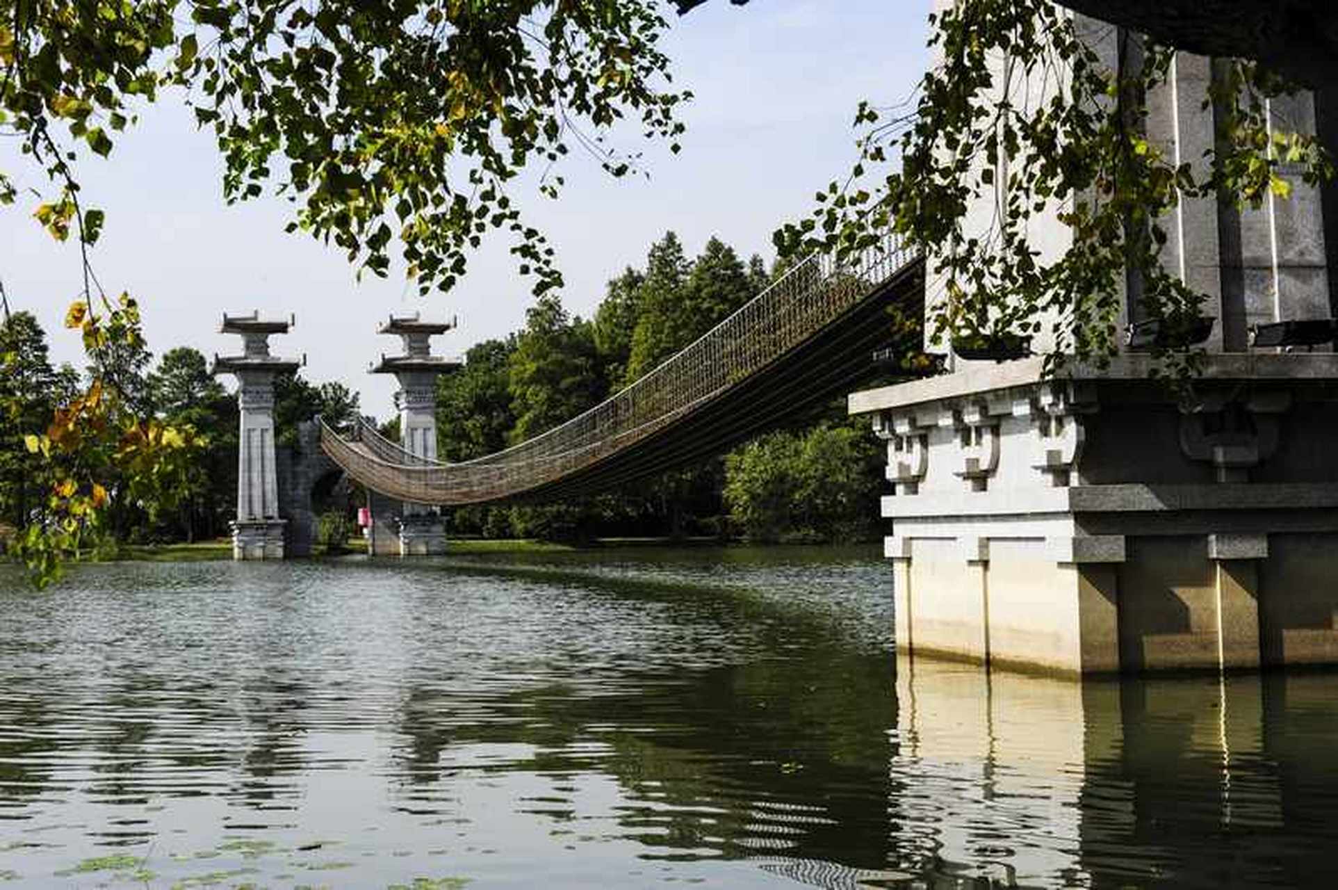 落雁岛位于武汉东湖风景区磨山景区旁,与磨山楚天台隔湖相望,交通便利