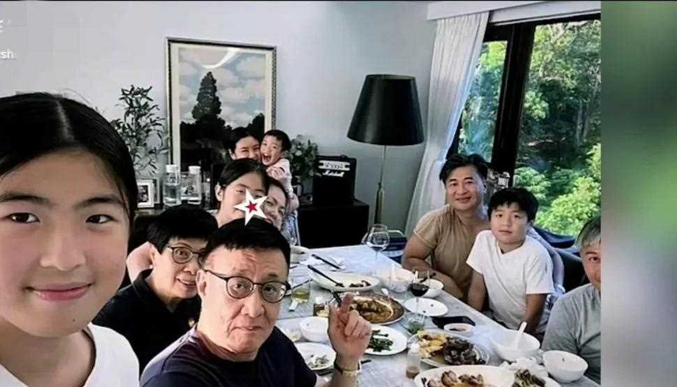 黎明前妻乐基儿大方晒出全家福.三代同堂一起享用美食.