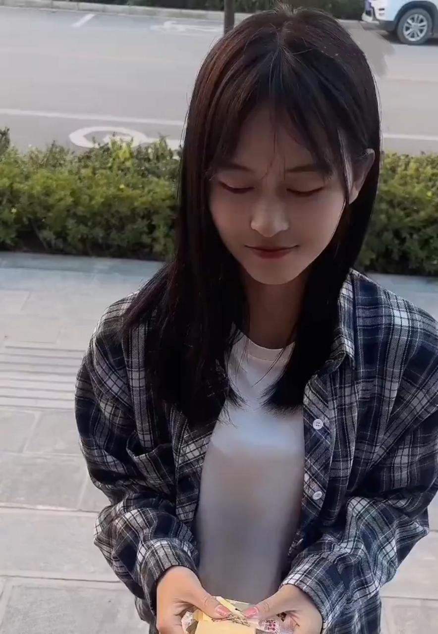 网友:额的个神,女生这两枚虎牙长的真惊悚,严重怀疑男生是不是和僵.