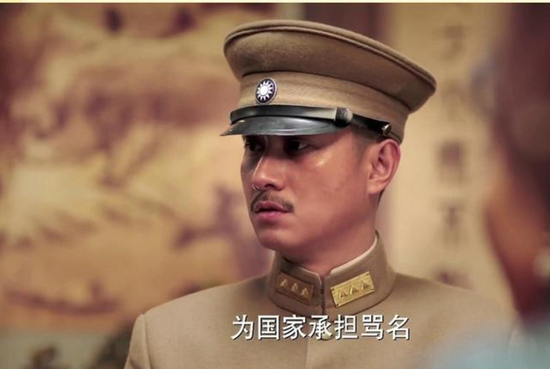 一次会议上,时任上海警备司令的杨虎与王亚樵起了争执,王亚樵身材不高