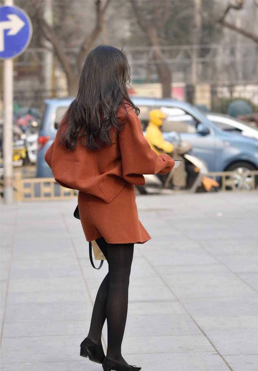 厚实的黑色丝袜,修身效果很好,搭配粗跟单鞋,虽然不是很高,却显得人很