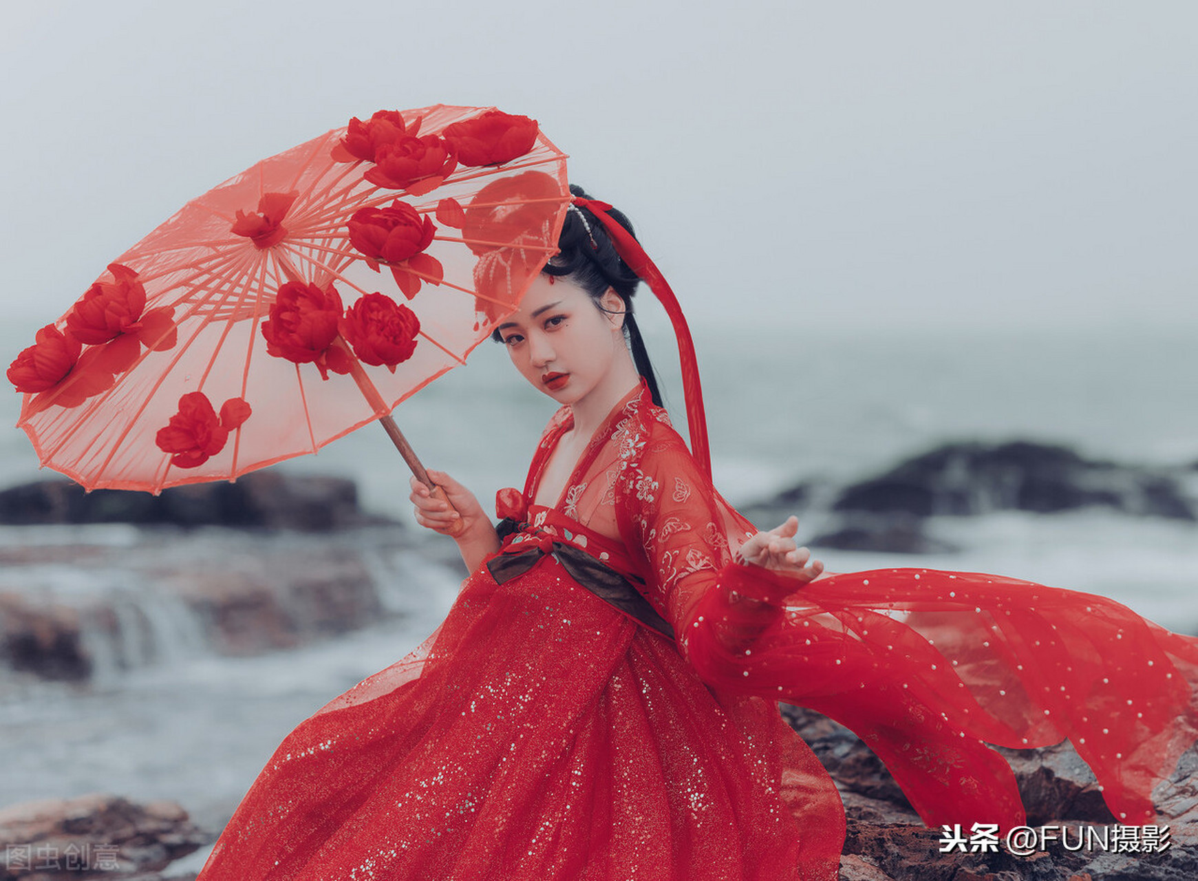 远景拍摄的好处在于能够很好地交代拍摄背景,营造空间