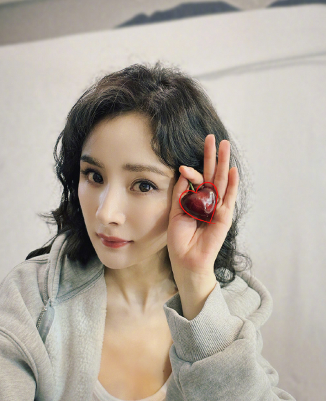 【杨幂官宣离开嘉行 网友曝其工作室构成】5月8日,杨幂官宣离开嘉行