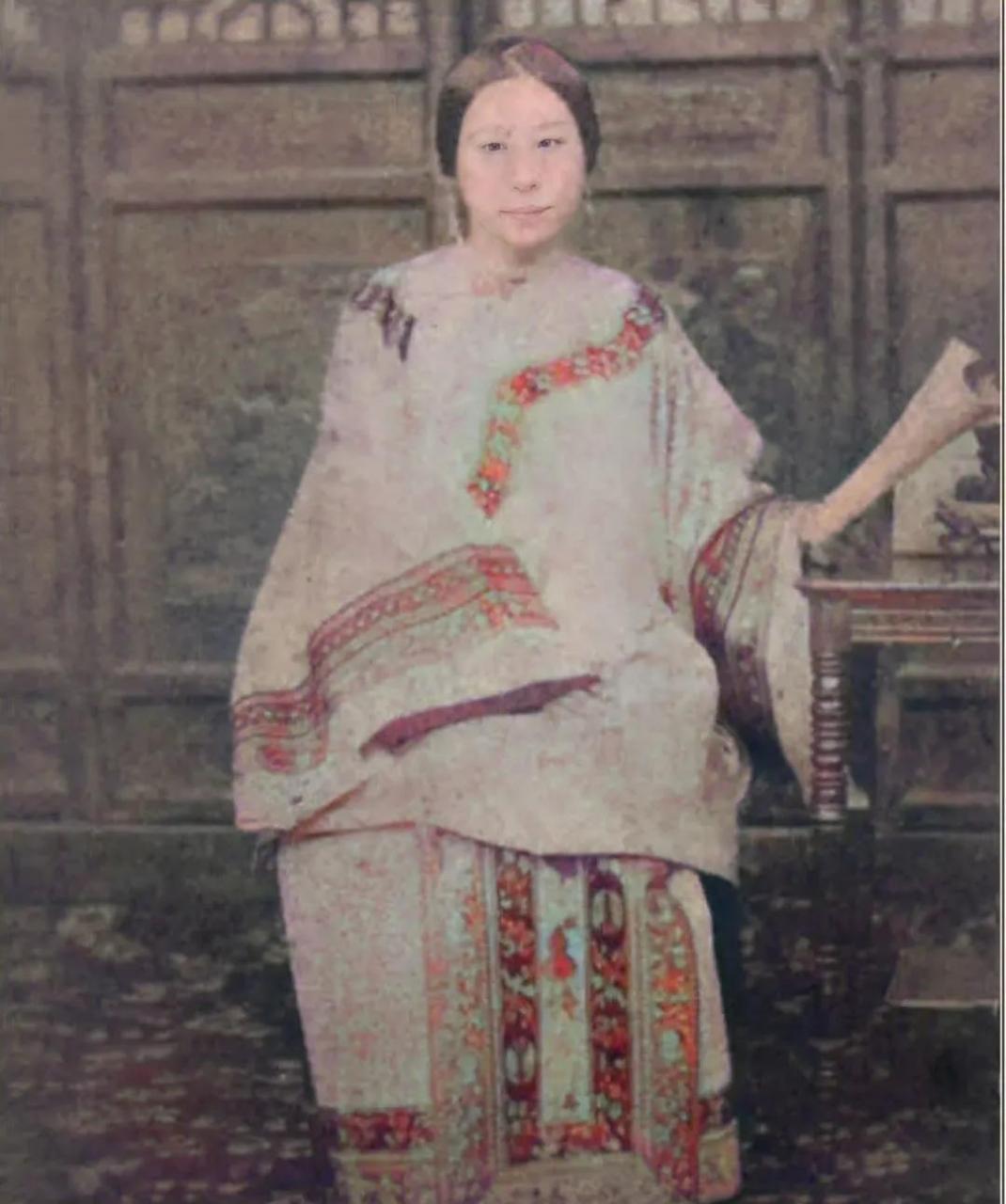 李菊藕是一位典型的"大家闺秀",从小受到严格的教育,擅长音乐,起居