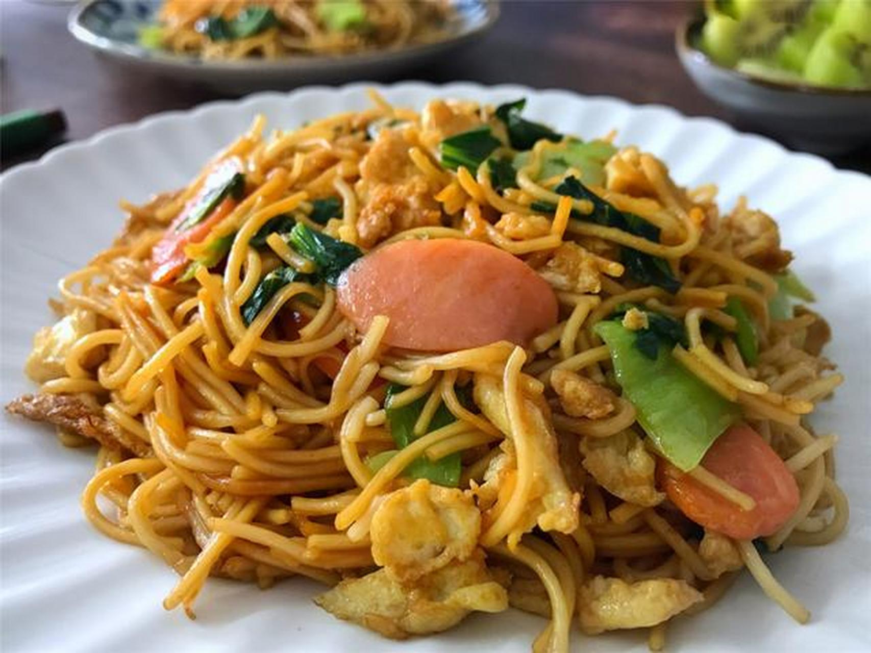 鸡蛋青菜火腿炒面,10分钟的快手早餐,好吃又营养,这碗炒面虽然简单,但