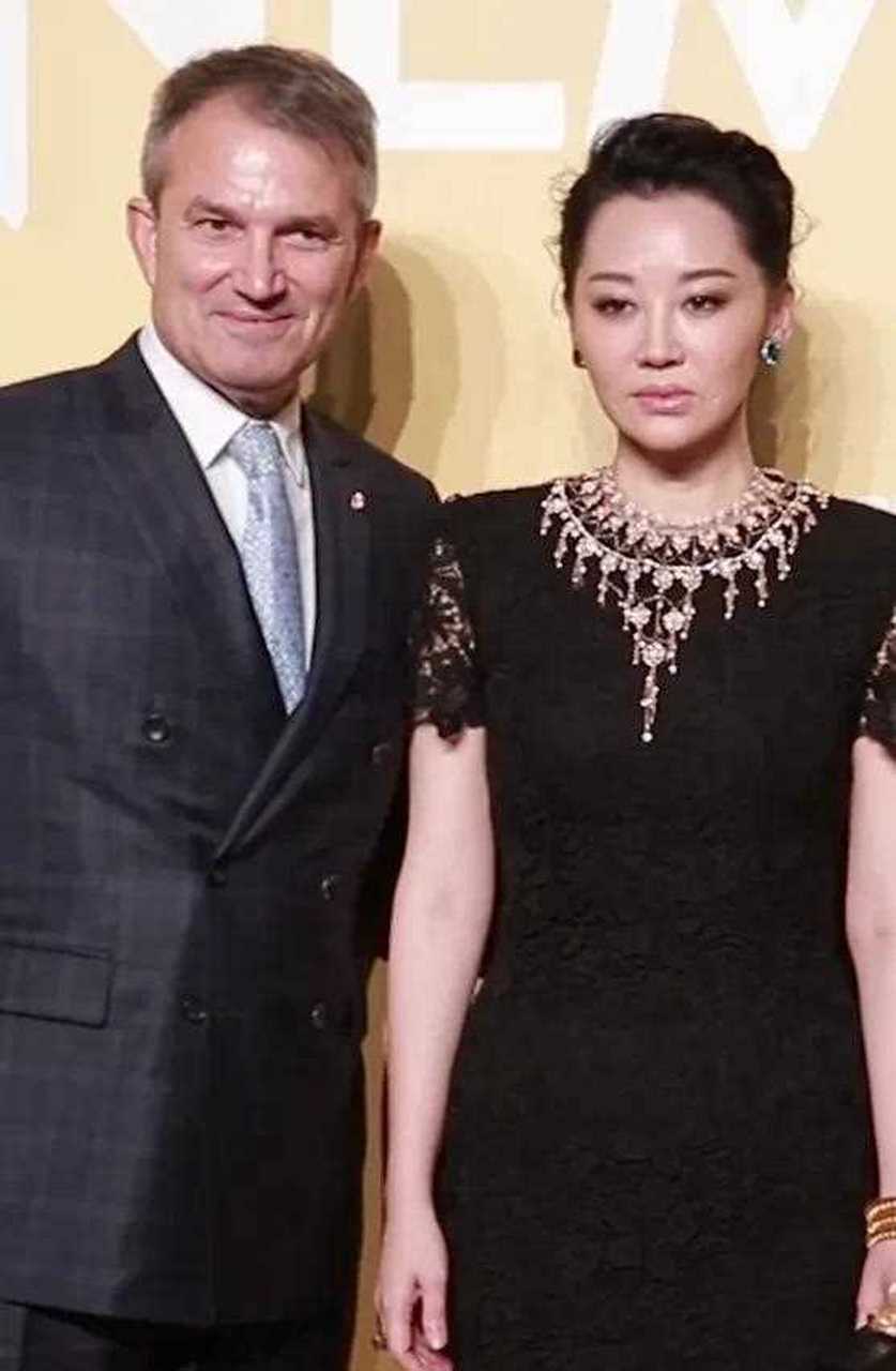 这个外国人是谁啊 手搭在许晴后背,许晴跟他站在一起表情都木了.