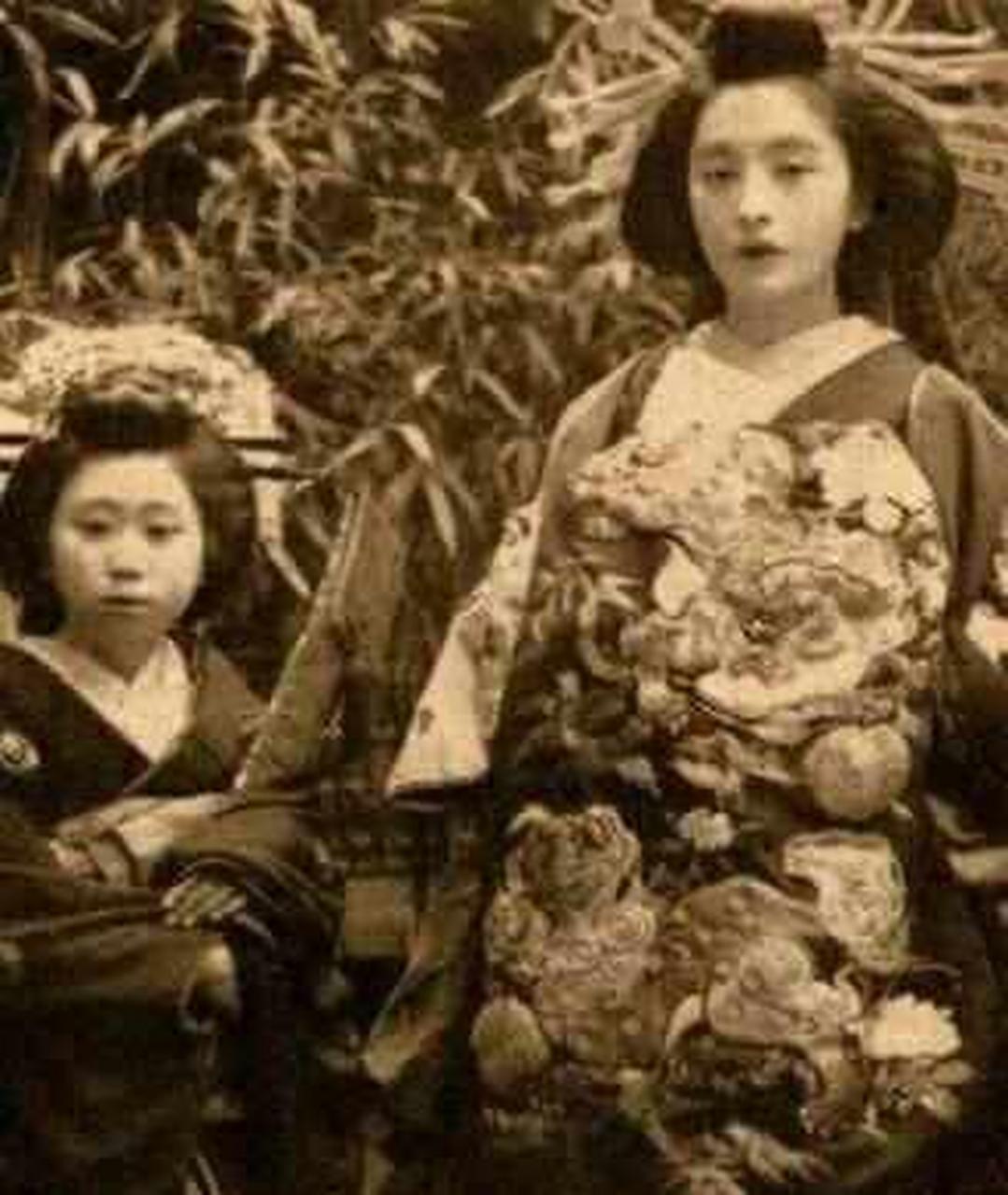 河村菊子自小父母双亡,15岁的时候,因为相貌出众,被日本情报机关看中