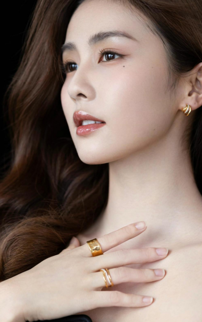 白露的美是发自骨子里的,这美人痣点的刚刚好.