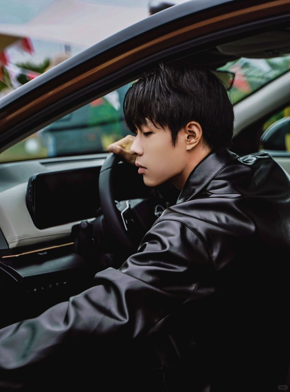 男生拍照姿势  拍照是为了更好的记录生活,你们的余先森又上线了~  1